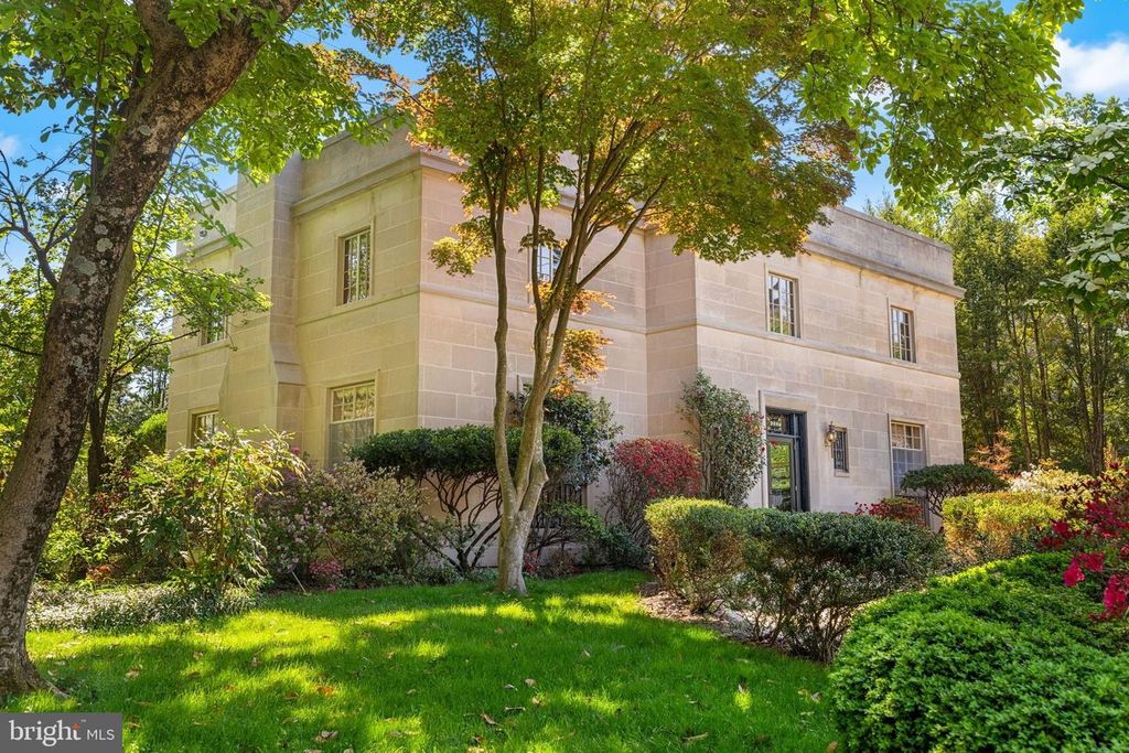 2884 WOODLAND DR NW, Washington, DC 20008