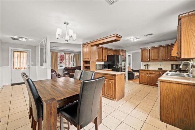 128 Windsor St, Fall River, MA 02723