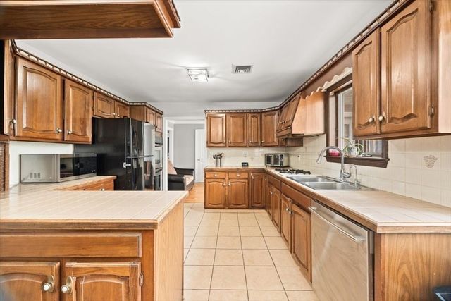 128 Windsor St, Fall River, MA 02723