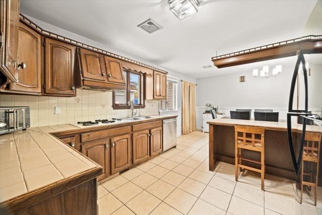 128 Windsor St, Fall River, MA 02723