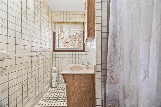 128 Windsor St, Fall River, MA 02723