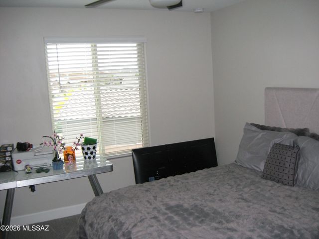 7725 S Crested Spring Drive, Tucson, AZ 85757