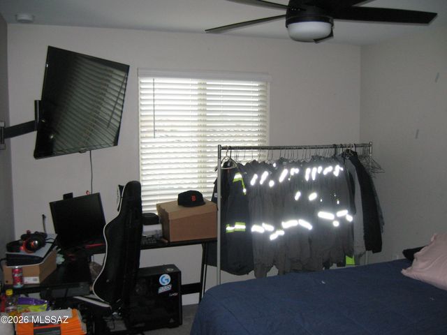 7725 S Crested Spring Drive, Tucson, AZ 85757