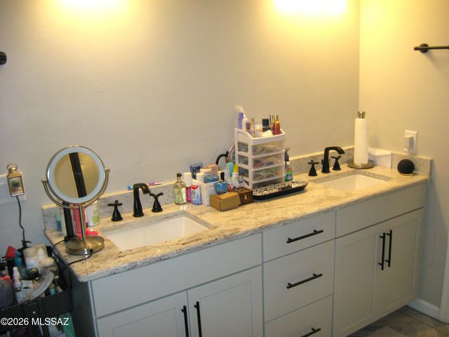 7725 S Crested Spring Drive, Tucson, AZ 85757