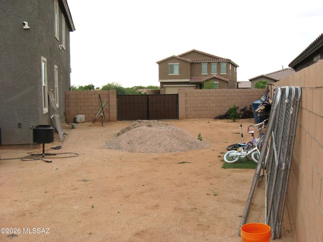 7725 S Crested Spring Drive, Tucson, AZ 85757