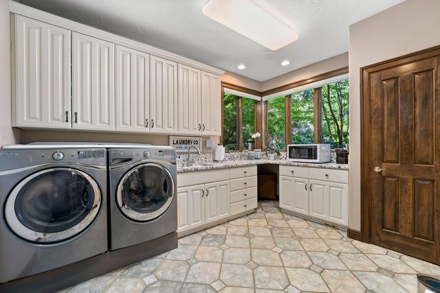 1126 NW Morgan Lane, Grants Pass, OR 97526