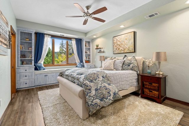 1126 NW Morgan Lane, Grants Pass, OR 97526