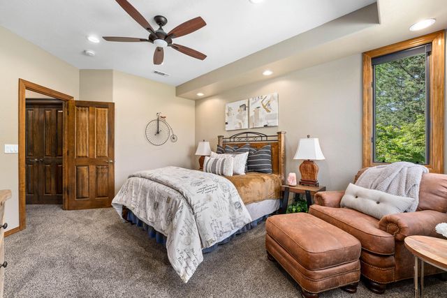 1126 NW Morgan Lane, Grants Pass, OR 97526