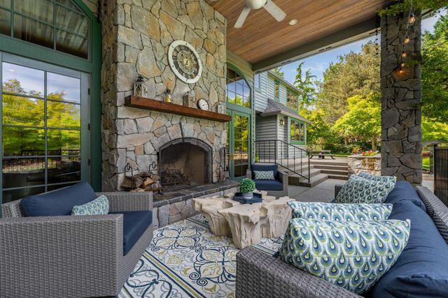 1126 NW Morgan Lane, Grants Pass, OR 97526