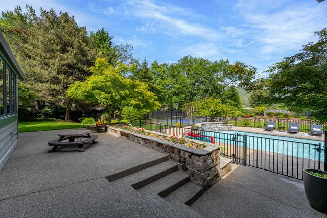 1126 NW Morgan Lane, Grants Pass, OR 97526