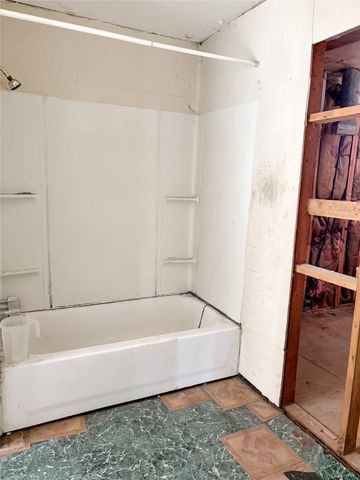 1650 E Polk Street, Paris, TX 75460