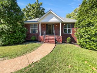 630 Knollwood Dr, La Vergne, TN 37086