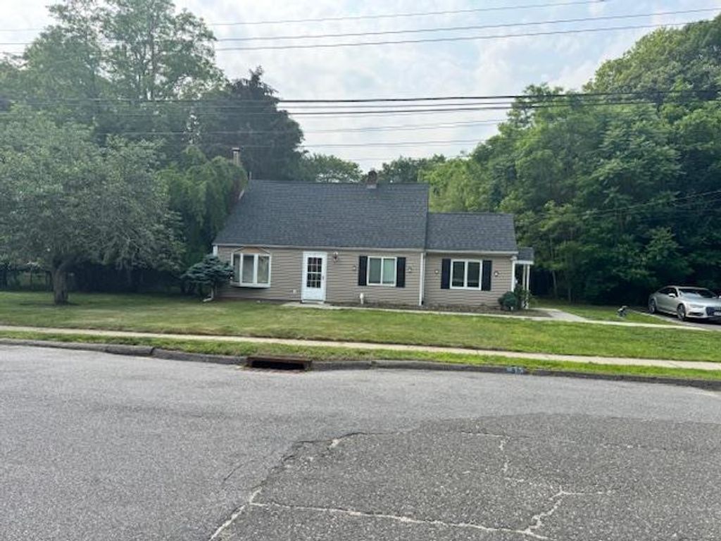 26 Lindner, Smithtown, NY 11787