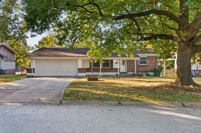 2522 Hackman Drive, St Louis, MO 63136