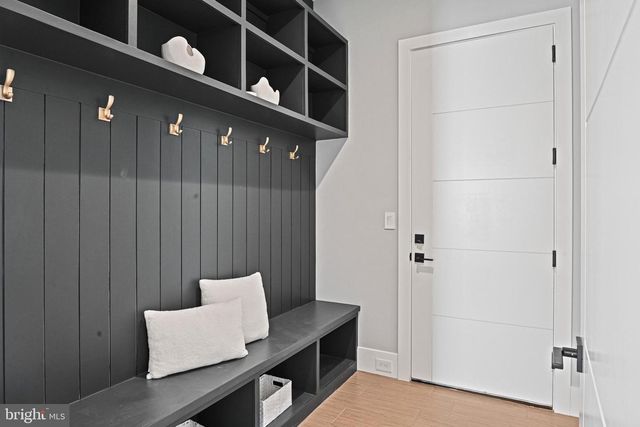 1052 BALLS HILL RD, Mclean, VA 22101