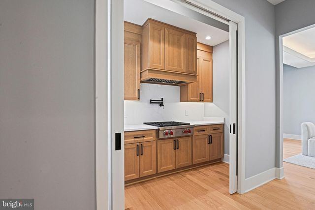 1052 BALLS HILL RD, Mclean, VA 22101