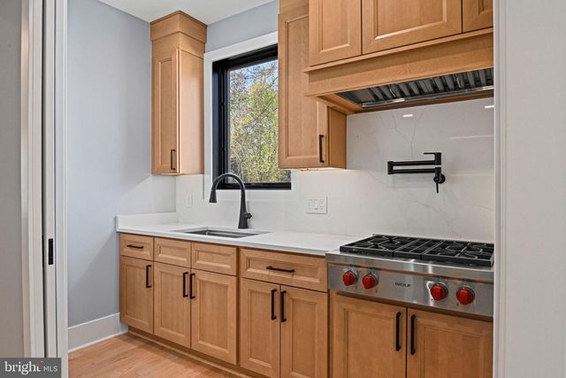 1052 BALLS HILL RD, Mclean, VA 22101