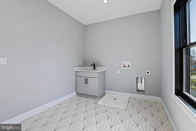 1052 BALLS HILL RD, Mclean, VA 22101