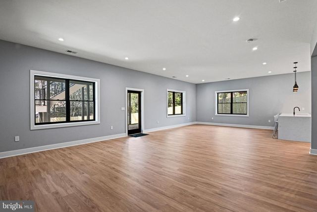 1052 BALLS HILL RD, Mclean, VA 22101