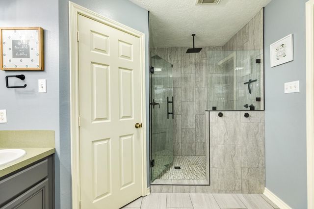 1187 Thomas Drive, Angleton, TX 77515