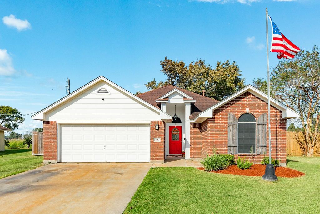 1187 Thomas Drive, Angleton, TX 77515