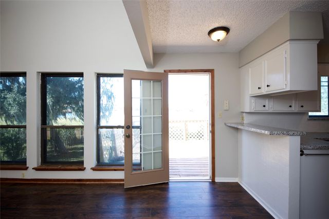 315 Twin Lakes Boulevard W, West Columbia, TX 77486