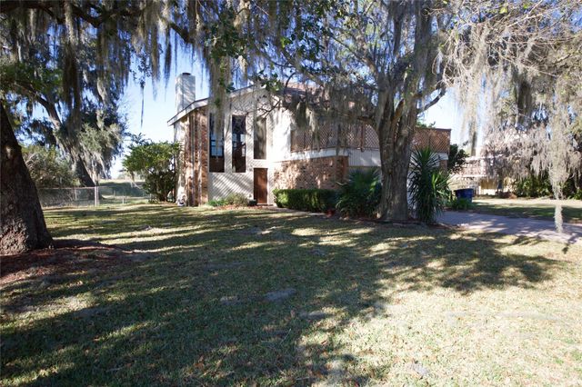 315 Twin Lakes Boulevard W, West Columbia, TX 77486