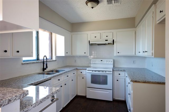 315 Twin Lakes Boulevard W, West Columbia, TX 77486