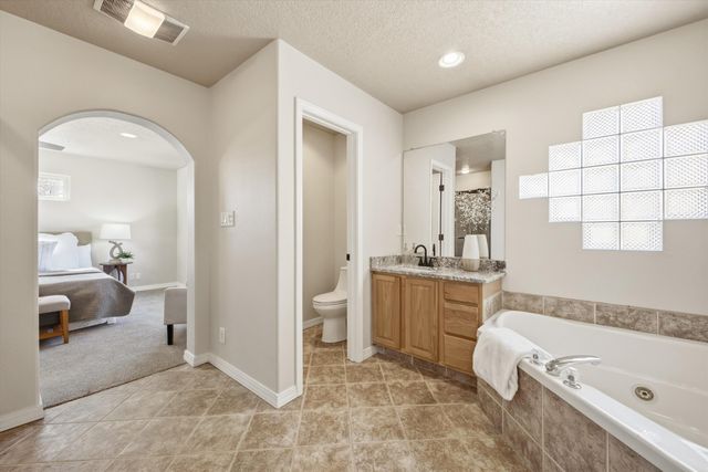 8900 Ortega Court NW, Los Ranchos, NM 87114