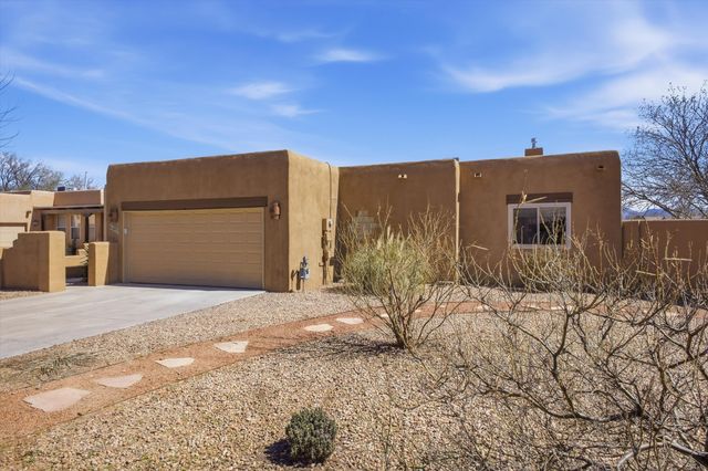 8900 Ortega Court NW, Los Ranchos, NM 87114