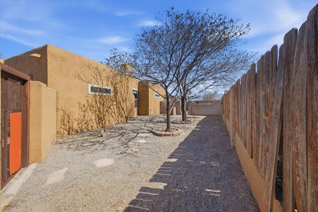 8900 Ortega Court NW, Los Ranchos, NM 87114