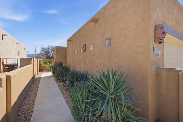 8900 Ortega Court NW, Los Ranchos, NM 87114