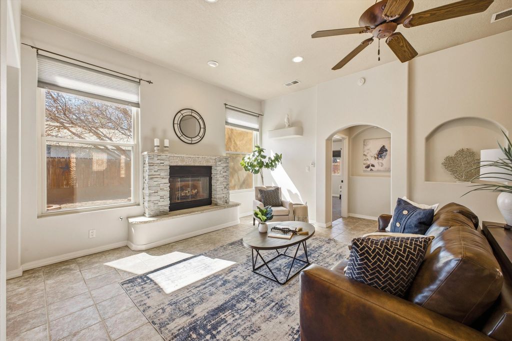 Image 11 of property listing at 8900 Ortega Court NW, Los Ranchos, NM 87114