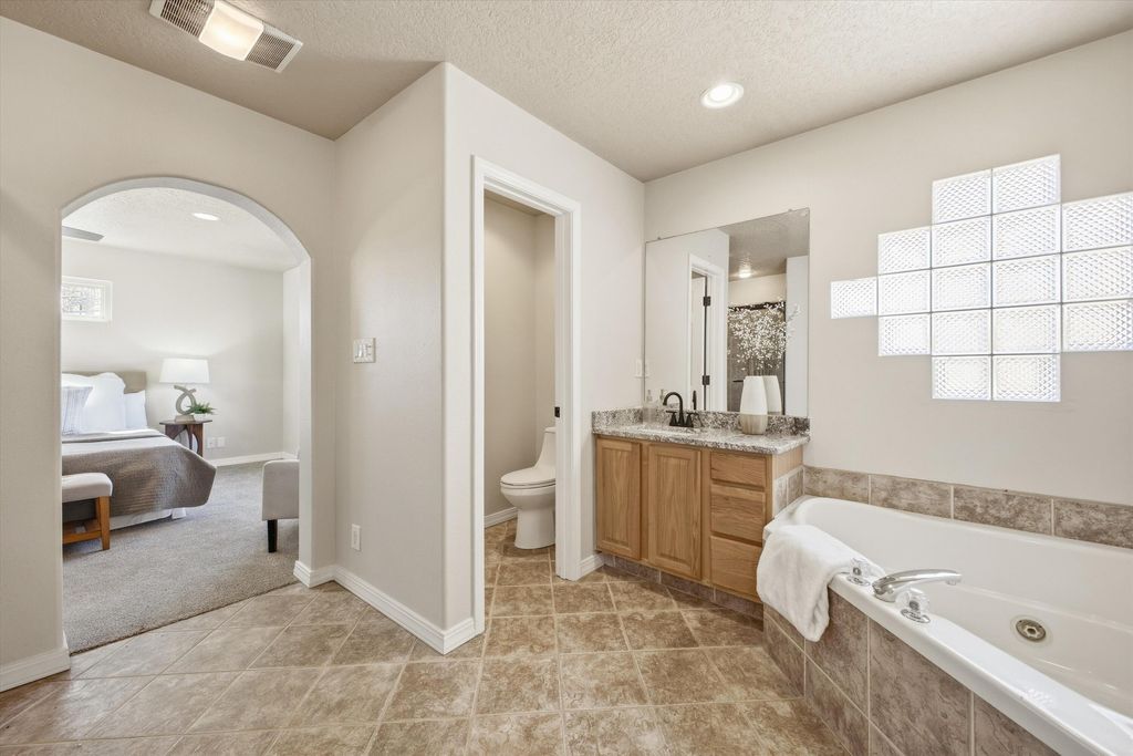 Image 23 of property listing at 8900 Ortega Court NW, Los Ranchos, NM 87114