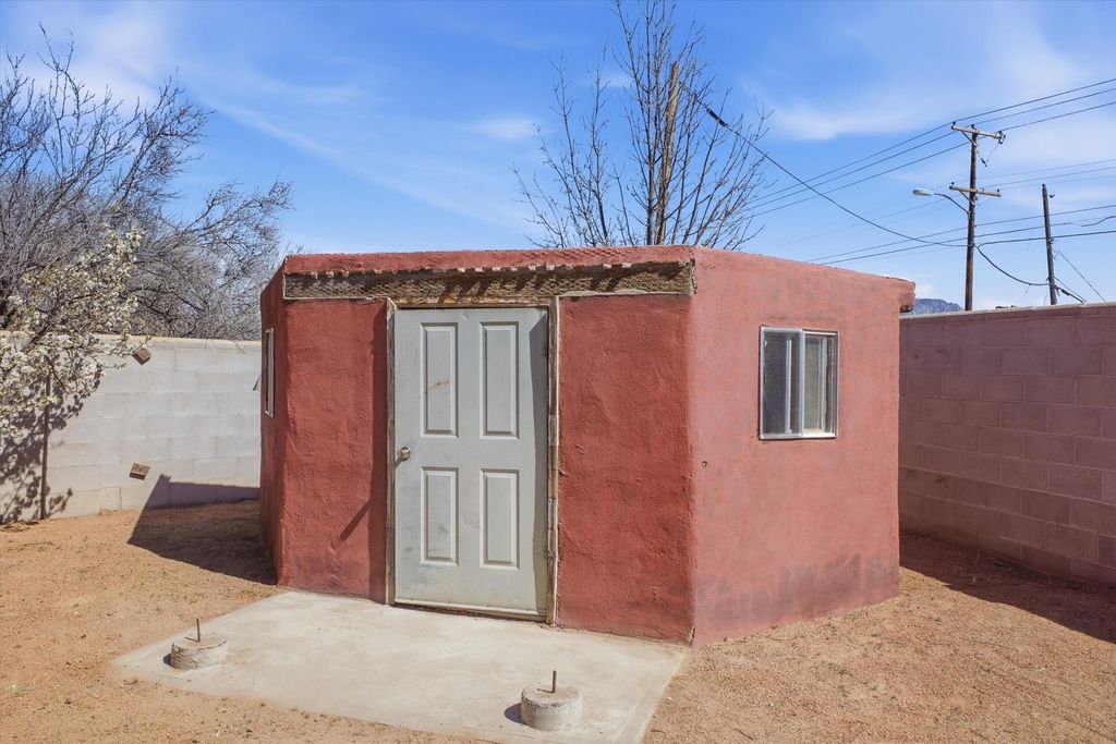 Image 38 of property listing at 8900 Ortega Court NW, Los Ranchos, NM 87114