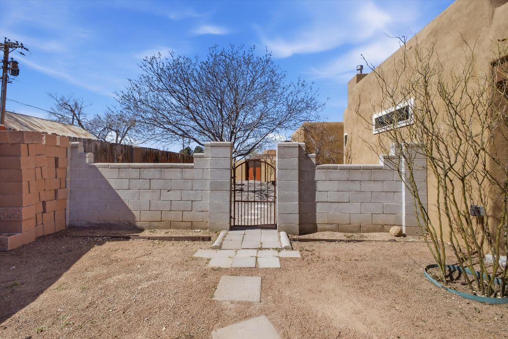 Image 39 of property listing at 8900 Ortega Court NW, Los Ranchos, NM 87114