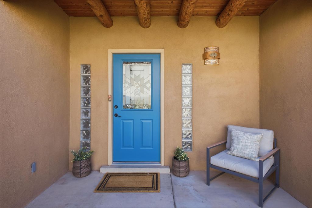 Image 7 of property listing at 8900 Ortega Court NW, Los Ranchos, NM 87114