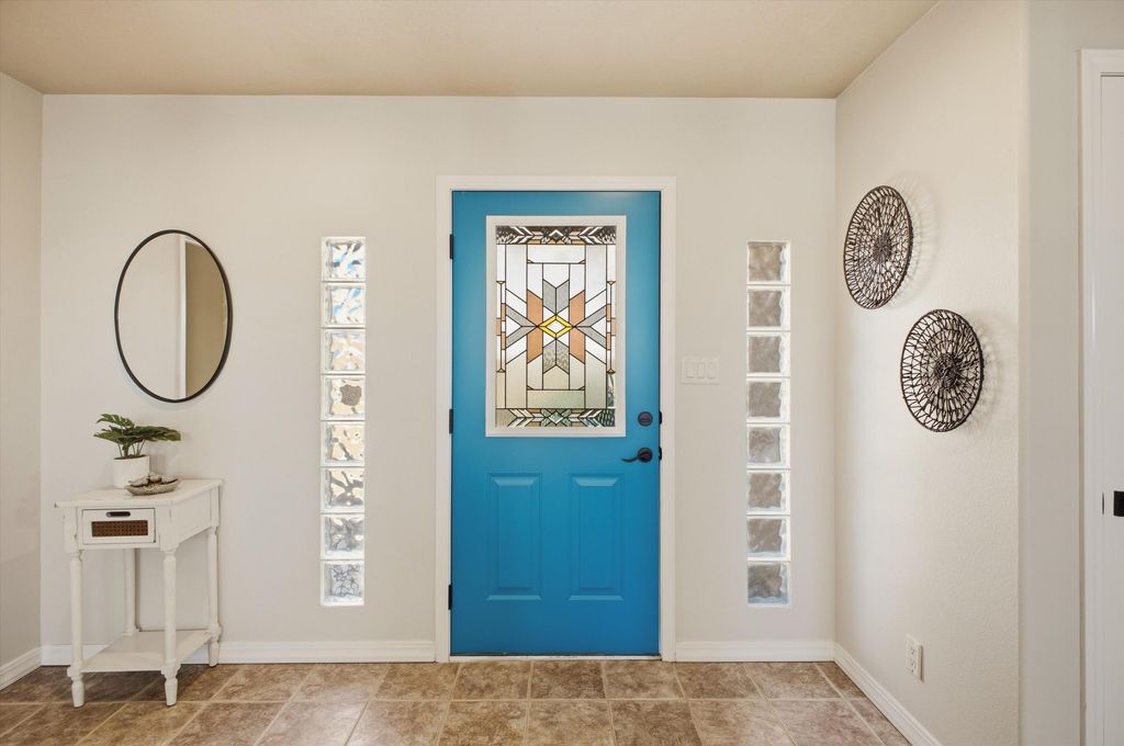 Image 8 of property listing at 8900 Ortega Court NW, Los Ranchos, NM 87114