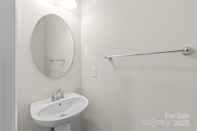 1304 Queen Lyon Court, Charlotte, NC 28205