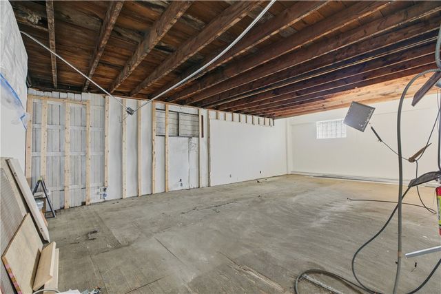 42 Main Road, Tiverton, RI 02878