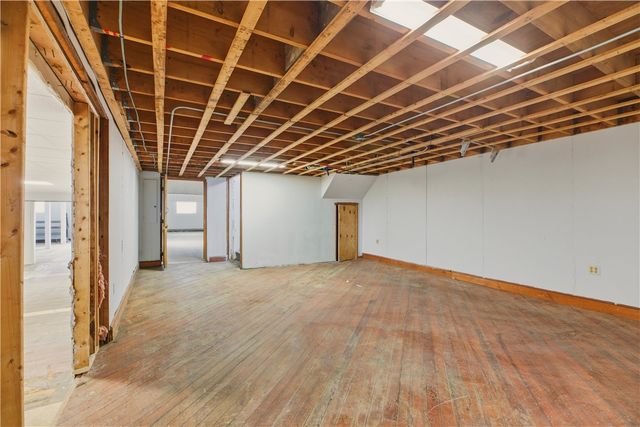 42 Main Road, Tiverton, RI 02878