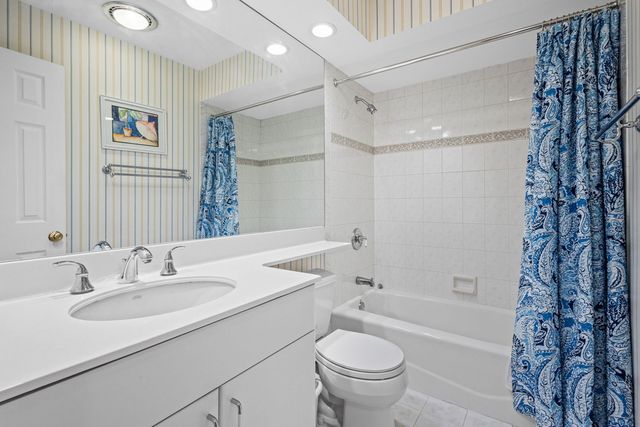 400 Ascot Drive 2L, Park Ridge, IL 60068