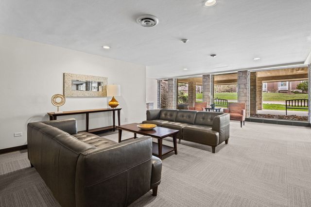 400 Ascot Drive 2L, Park Ridge, IL 60068
