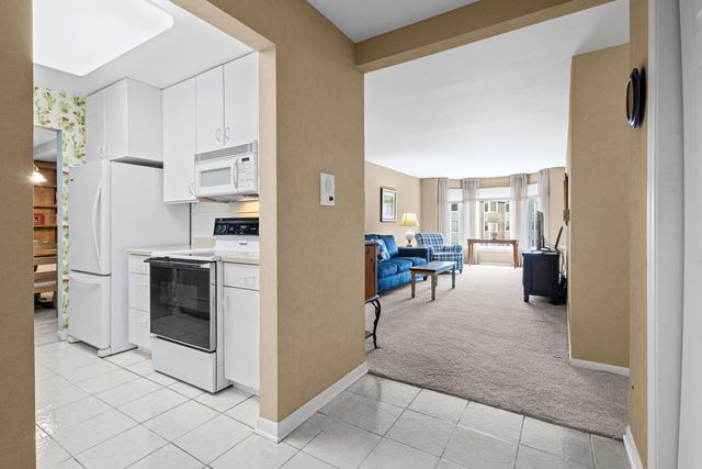 400 Ascot Drive 2L, Park Ridge, IL 60068