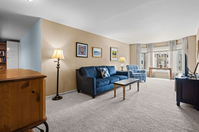 400 Ascot Drive 2L, Park Ridge, IL 60068