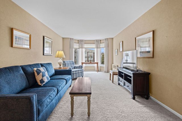 400 Ascot Drive 2L, Park Ridge, IL 60068