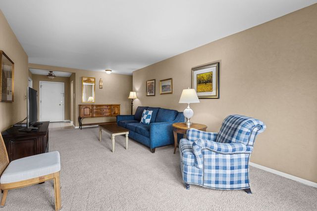 400 Ascot Drive 2L, Park Ridge, IL 60068