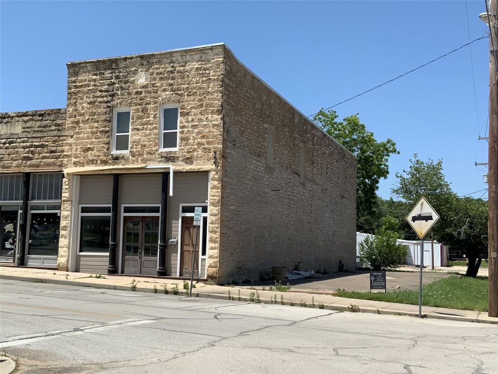 102 E Jacksboro Street, Chico, TX 76431