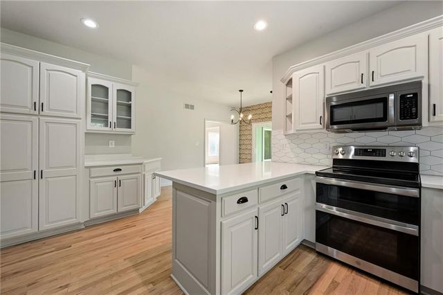 2408 S Ponca Avenue, Independence, MO 64057
