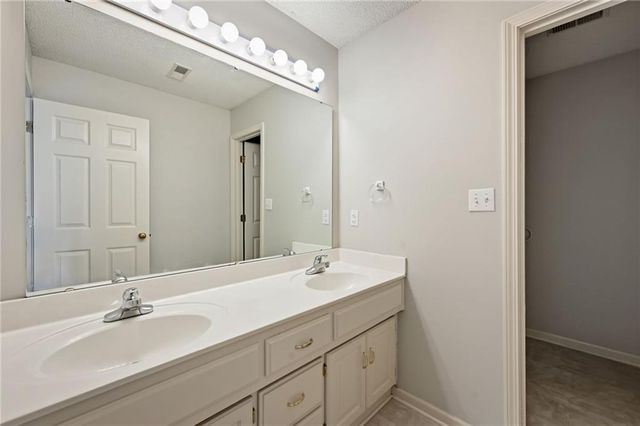 2408 S Ponca Avenue, Independence, MO 64057